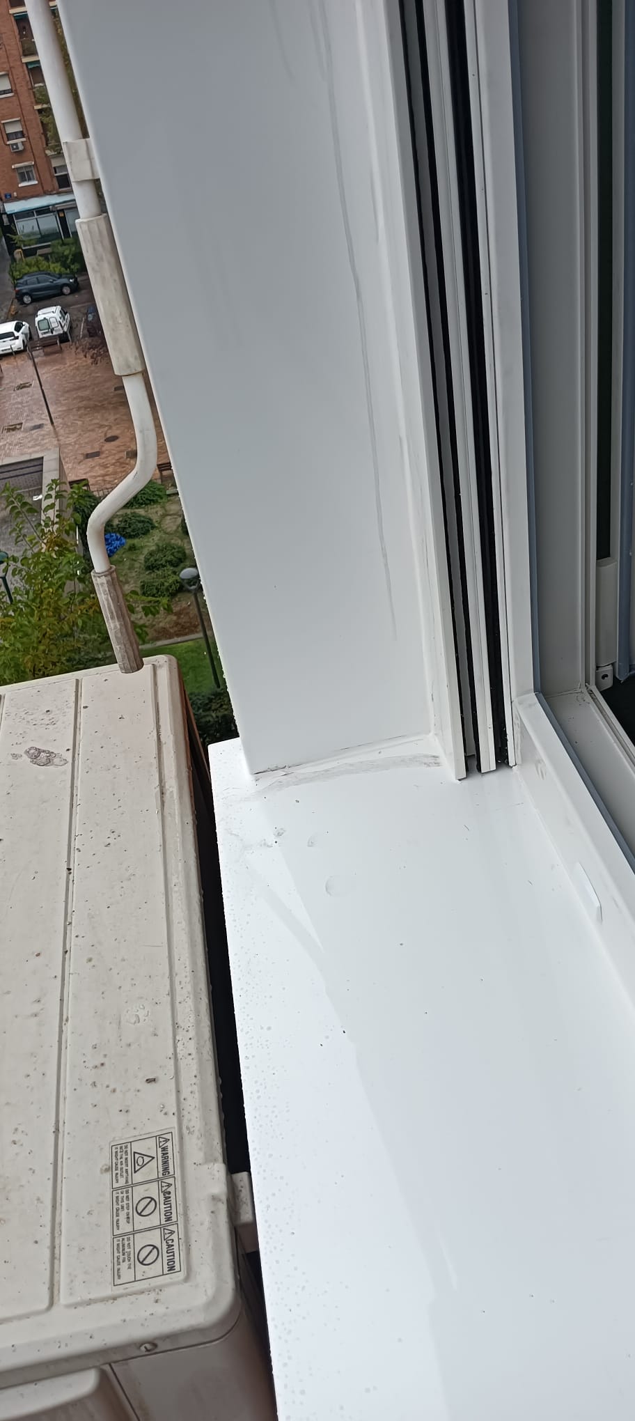 VENTANAS VIVIENDA CON EMBOCADURA DE CHAPA POR LA PARTE EXTERIOR